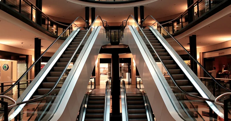 Ce qu'un centre commercial exige de sa signalétique — et que personne ne vous dit au premier rendez-vous
